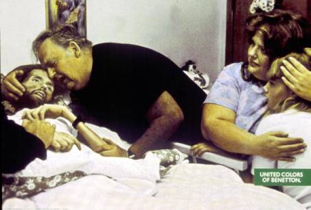 Benetton-Plakat: sterbender Aids-Patient, Familie (Frair 1992)
